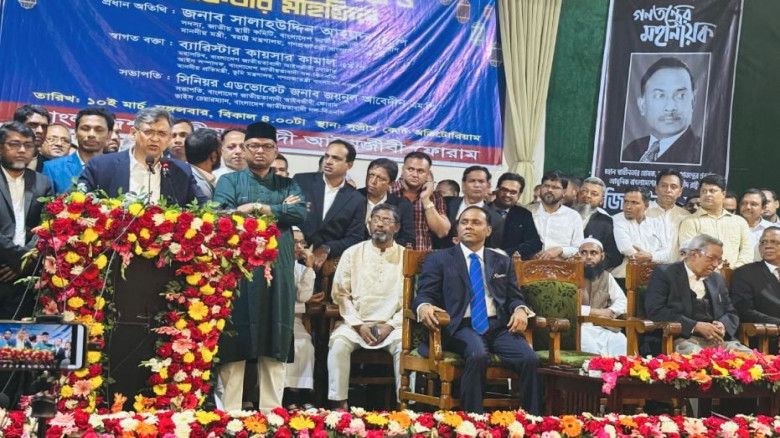 স্বরাষ্ট্রমন্ত্রী সালাহউদ্দিন আহমদ বলেছেন,আমরা সংবিধান মেনে চলছি এবং সামনেও সংবিধান মেনে চলার আশা রা...