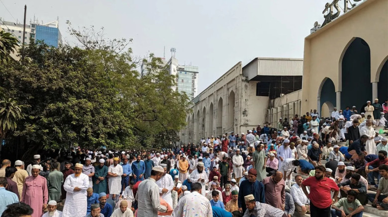 জাতীয় মসজিদ বায়তুল মোকাররমে ঈদুল ফিতরের পাঁচটি জামাত অনুষ্ঠিত...