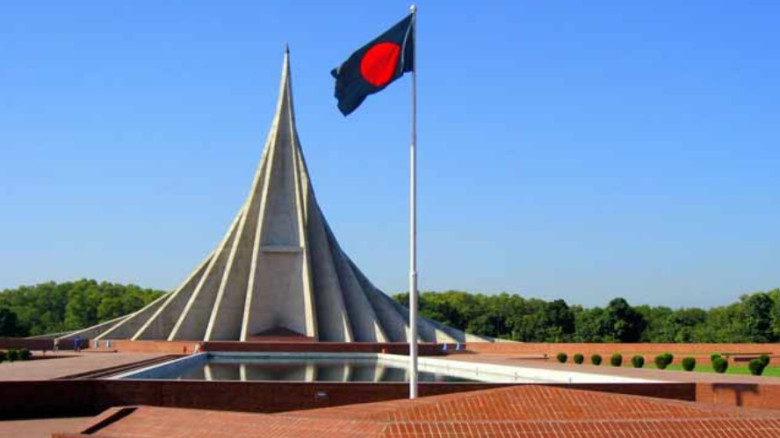 মহান স্বাধীনতা দিবস ২৬শে মার্চ উদযাপনের জন্য প্রস্তুত জাতীয় স্মৃতিসৌধ।